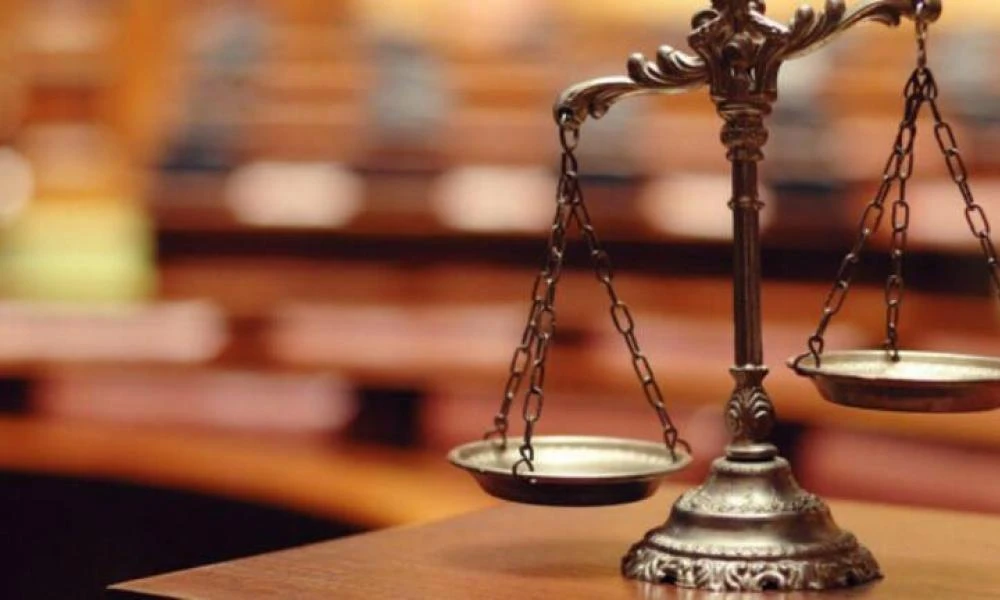 Περικοπή μισθού και άδειας στους δικαστές που καθυστερούν την έκδοση αποφάσεων
